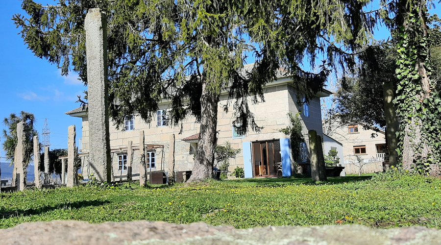 Parte del jardín y frontal del albergue