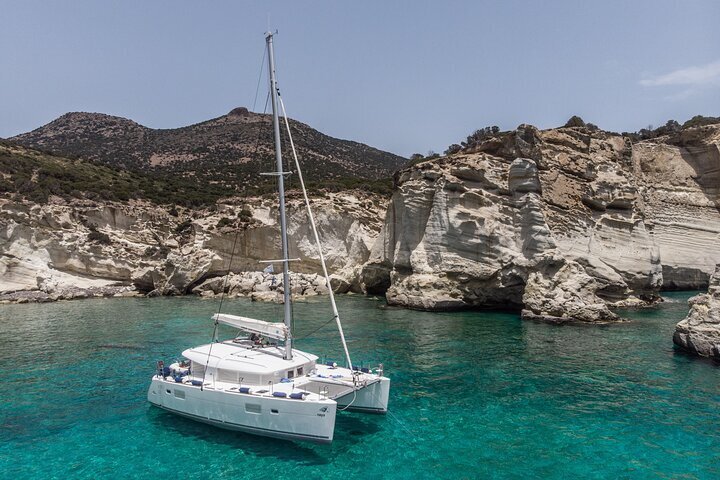 catamaran rent milos