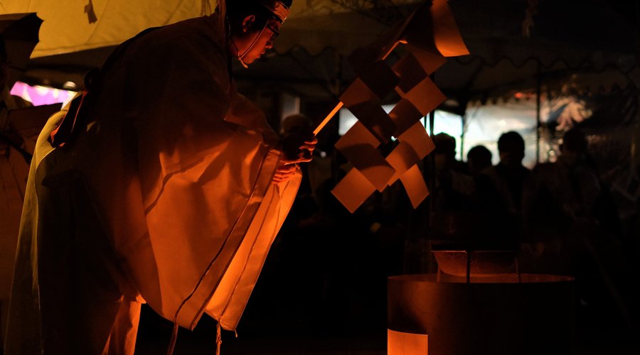 湯立神事　最後はお湯ですべてを清めます。
