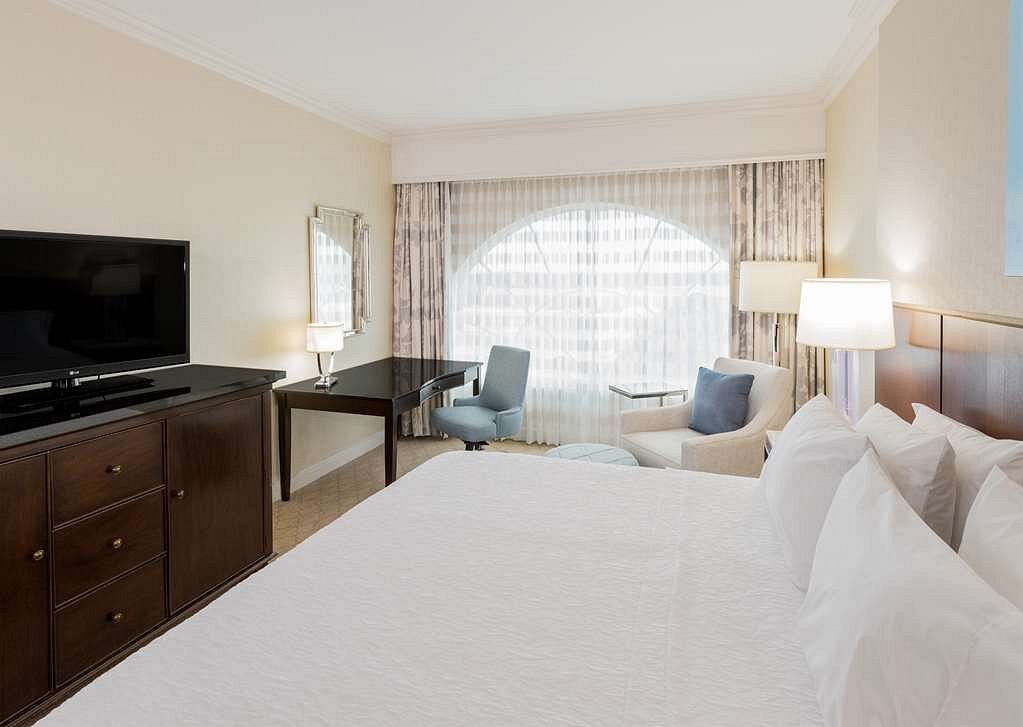 Hampton Inn &amp; Suites Charlotte / South Park at Phillips Place, hotel in Charlotte