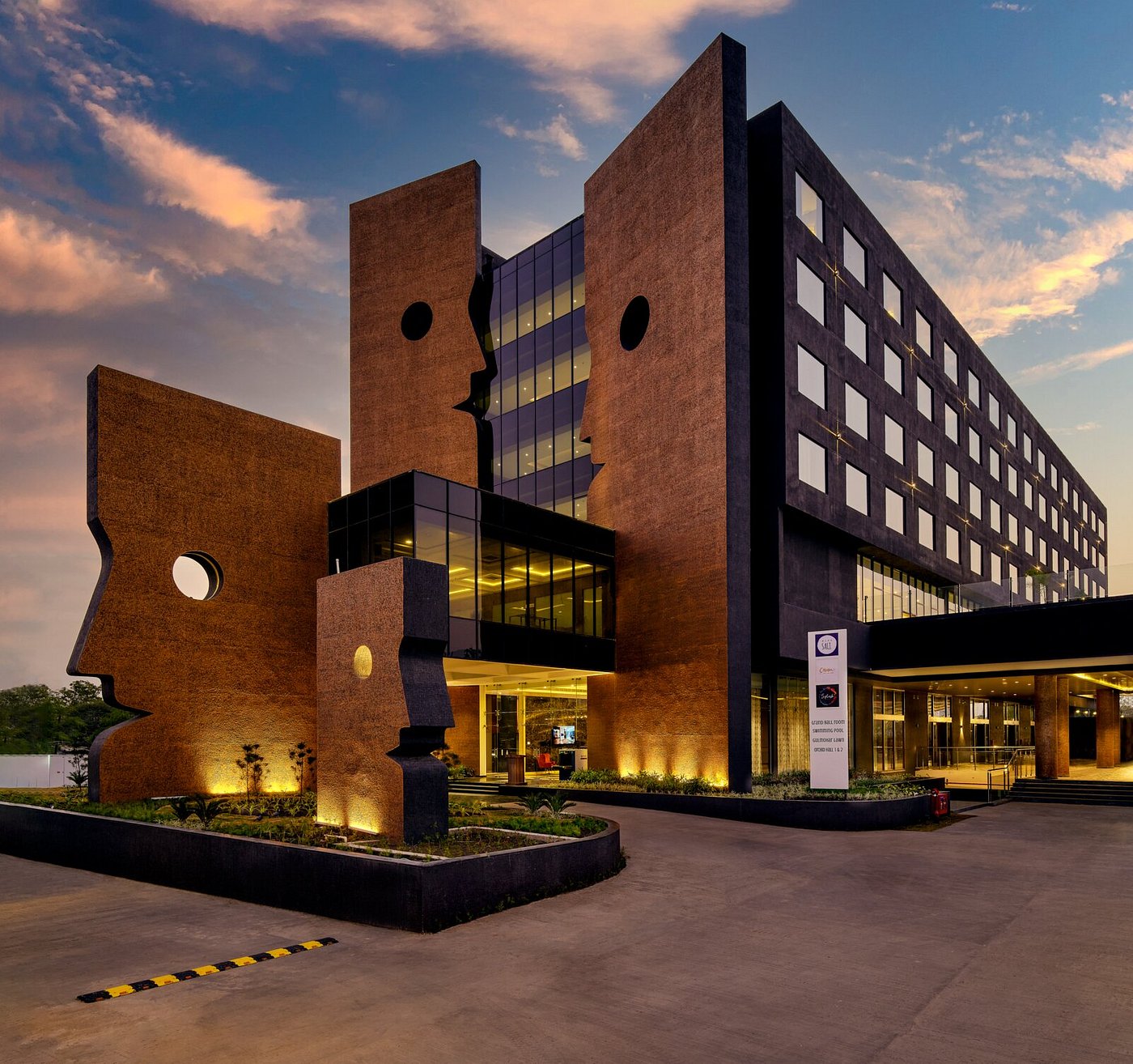 ESSENTIA LUXURY HOTEL (Indore, India) - foto's, reviews en