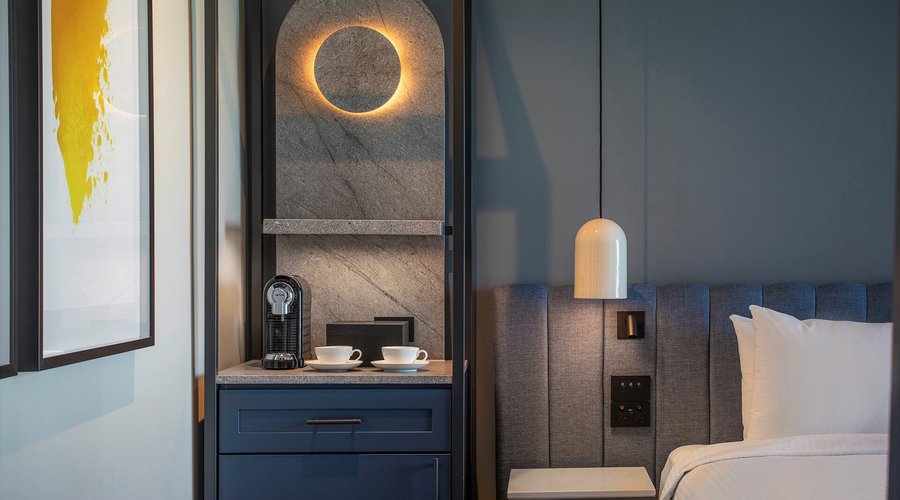 King Bed Premium Corner Bathtub