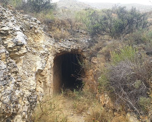 Шахта провинция. Коккино Крит. Хорио чадмара. /Left-location-of-Kaldar-Cave-with-the-other-important-Palaeolithic-sites-in-Iran-as-.