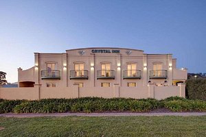 Best Western Crystal Inn in Bendigo, image may contain: Villa, Housing, Grass, Lawn
