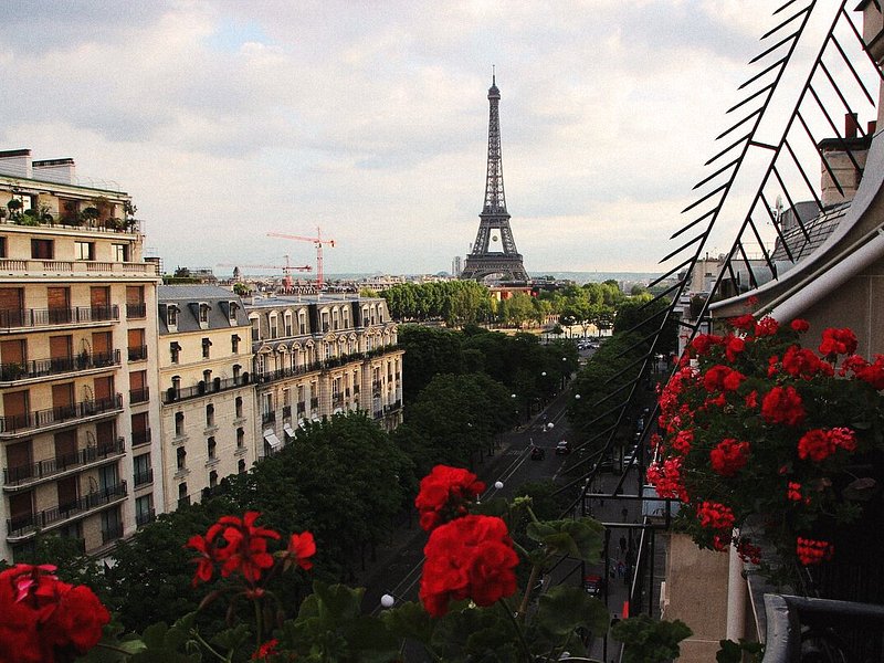 Utsikt över Eiffeltornet från Hotel Plaza Athenee i Paris