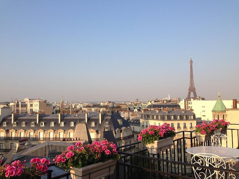 Uitzicht op de Eiffeltoren vanaf het balkon van Hôtel San Régis in Parijs