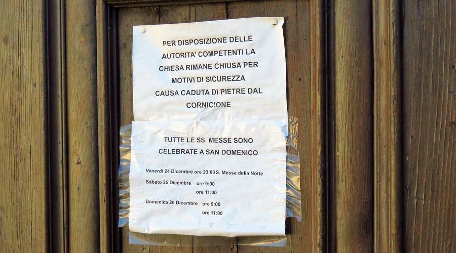 Il cartello affisso sull'entrata della chiesa, che comunica la chiusura della stessa per motivi di sicurezza