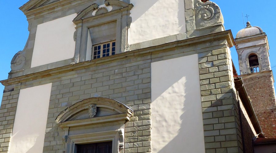 La facciata e sulla dx il campanile arretrato