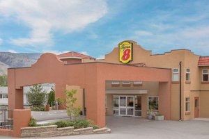 Super 8 by Wyndham Osoyoos in Osoyoos, image may contain: Hotel, Building, Villa, Inn