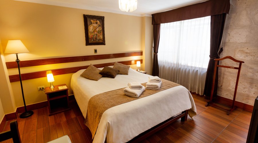 Nuestra amplia habitación dispone de una cama Queen Size, Baño privado con amenities.

