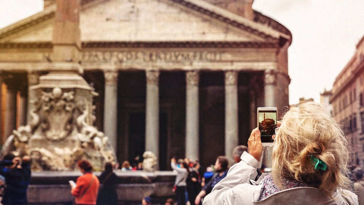Femme âgée photographiant le Panthéon de la Piazza della Rotonda à Rome