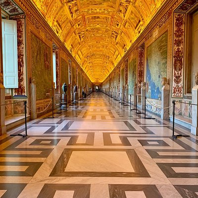Un couloir du Vatican décoré de fresques et ornements