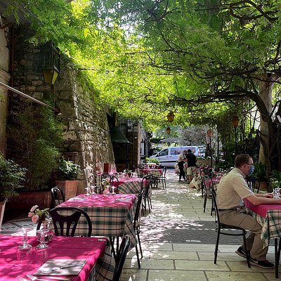 Al fresco dining in Tivoli Villas