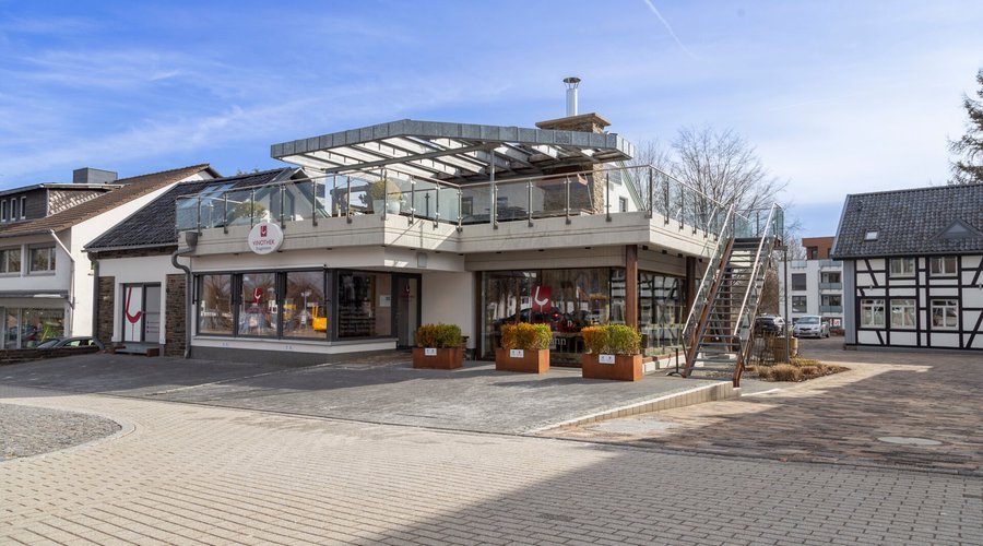 Vinothek Außenansicht mit Parkplätzen 