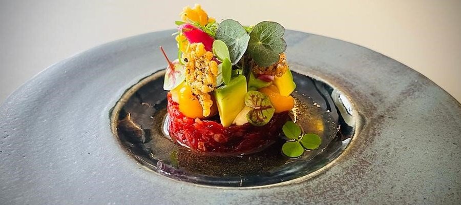 BeefTatar mit Mango, Avokado und Ponzu