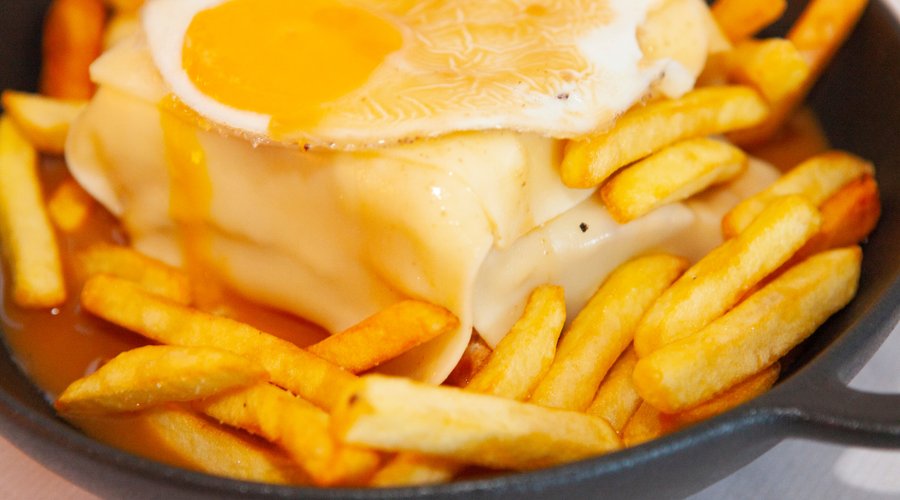 francesinha de bovino com ovo