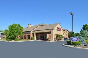 Hampton Inn & Suites Toledo-North in Toledo, image may contain: Suburb, Inn, Hotel, Building