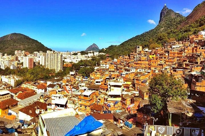 Une belle image d'une favela de Rio de Janeiro avec la statue de