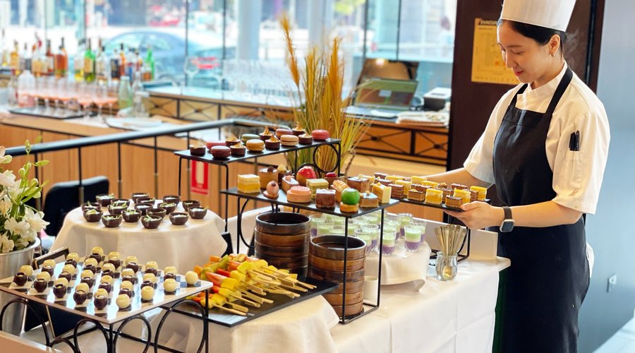Movenpick's famous free 'Chocolate Hour' for hotel guests takes place in the hotel lobby from 3.30pm to 4.30pm daily.