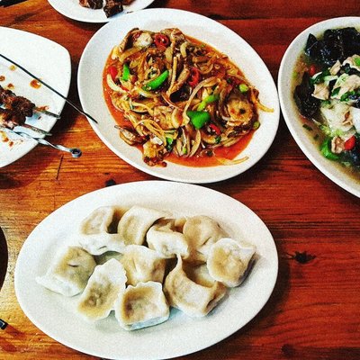 Μια ποικιλία από πιάτα στο Silkroad, όπως dumpling, νουντλς και λαχανικά.
