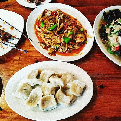 Μια ποικιλία από πιάτα στο Silkroad, όπως dumpling, νουντλς και λαχανικά.