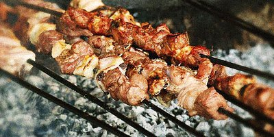 Uma fotografia de cima de um prato de espetadas shish kebab do Khyber Pass. 