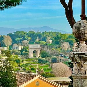 Lugar secreto en Roma 👉🏻 Templo de Adriano 🏛️✨ . En pleno