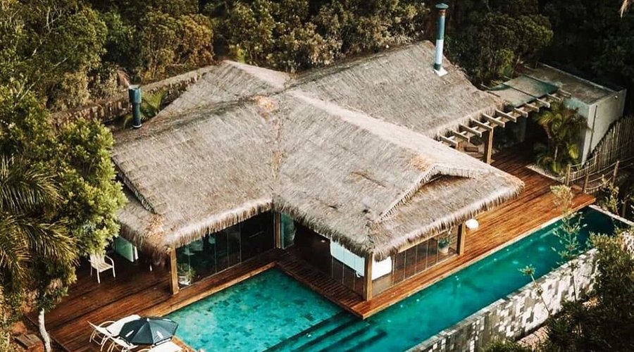 Área comum da Pousada, um espaço para descansar, aproveitar uma boa comida junto ao restaurante ou café da manhã e mergulhar na piscina com borda infinita. Este espaço esta disponível para todos os hóspedes.