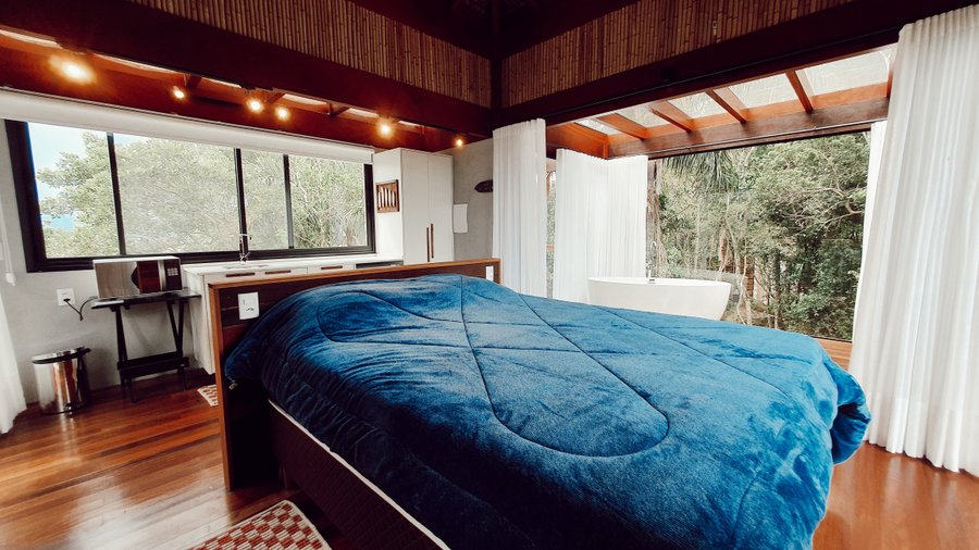 A suíte Céu faz parte das novas acomodações na Pousada Rosa Norte. Uma suíte de alto padrão aguarda você para uma experiência mágica em meio a natureza com muito conforto em uma varanda com vista para o mar e uma banheira única.
