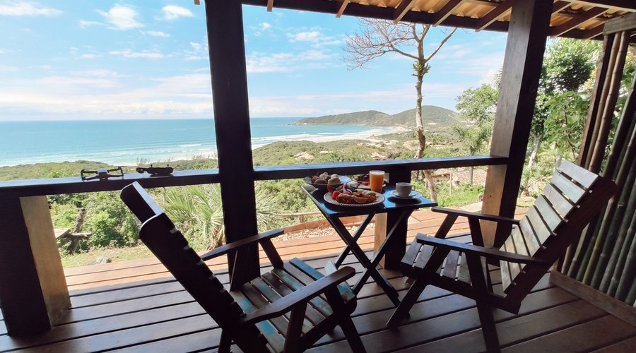 Acordar de frente para o mar e tomar um ótimo café da manhã.