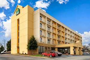 La Quinta Inn & Suites by Wyndham Kingsport TriCities Airpt in Kingsport, image may contain: Hotel, City, Office Building, Inn