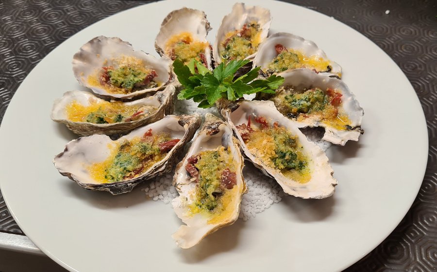 Huitres chaudes au jambon cru et beurre d’ail
