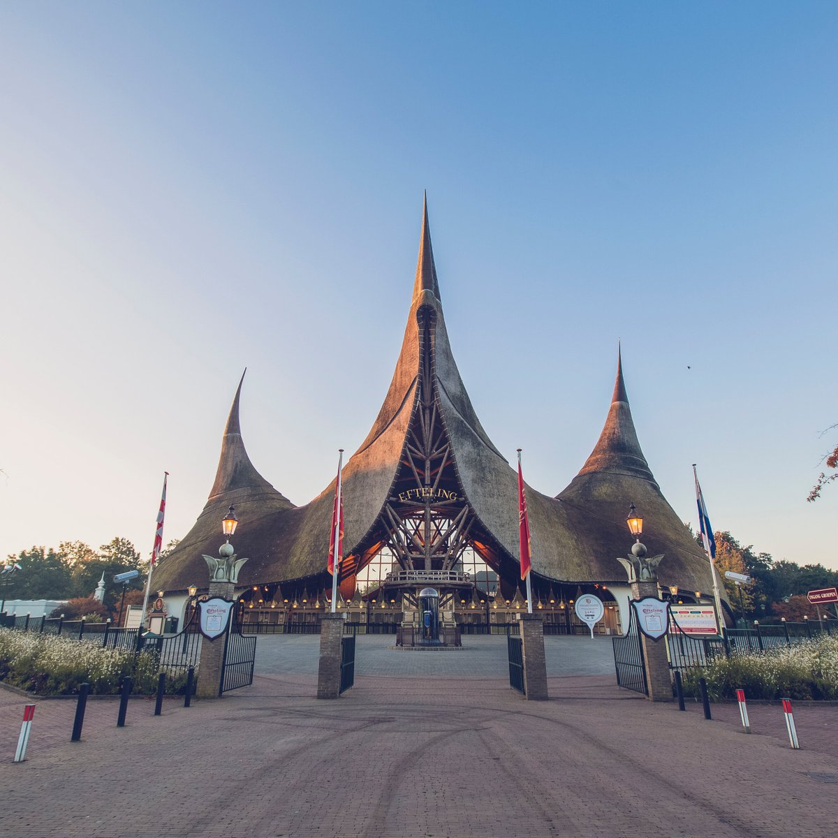 Um antigo templo de pagode no meio de uma floresta encantada