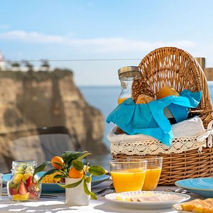 Breakfast with sea view at Castelo Guest House