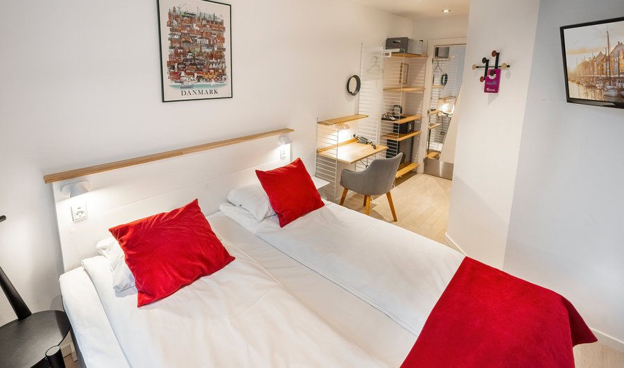 Double room with a queen size bed, coffee- & tea making facilities, flat screen TV and free wi-fi. 