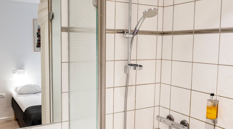 All rooms have bathroom en-suite