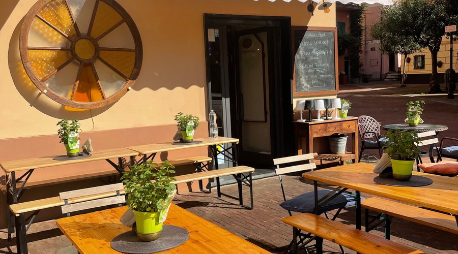 A curnea 
Tapas, cocktail and wine bar 