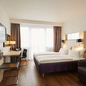 scandic berlin kurfuerstendamm room standard tr doublebed sofa tv