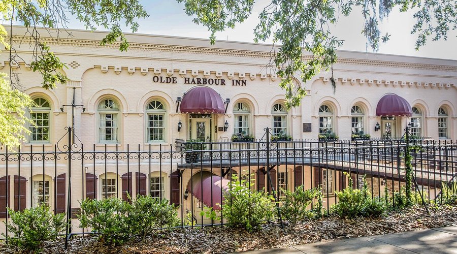 A Savannah Pet-Friendly Hotel on River Street The Olde Harbour Inn is a boutique hotel on The Savannah River, nestled perfectly between Factors Walk and River Street, uniquely situated in one of Savannah's most vibrant locations.