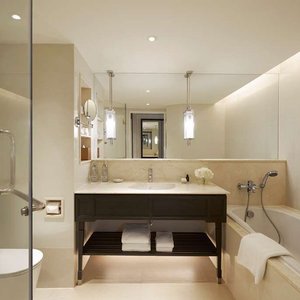 DTHH Lanai Room Bathroom