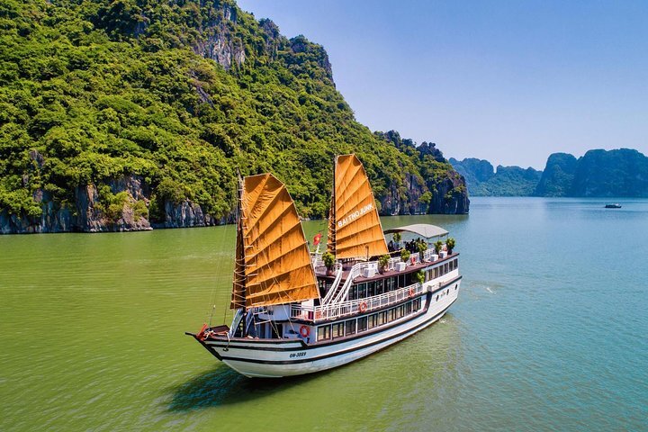 Fishing Ha Long online Bay