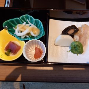 全員に和の膳が１つ。あとはバイキング形式。 左上のネギとイカのてっぱいが美味しかったです。