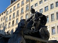 Mais pourquoi à Lyon la fontaine Bartholdi représente la Garonne ?