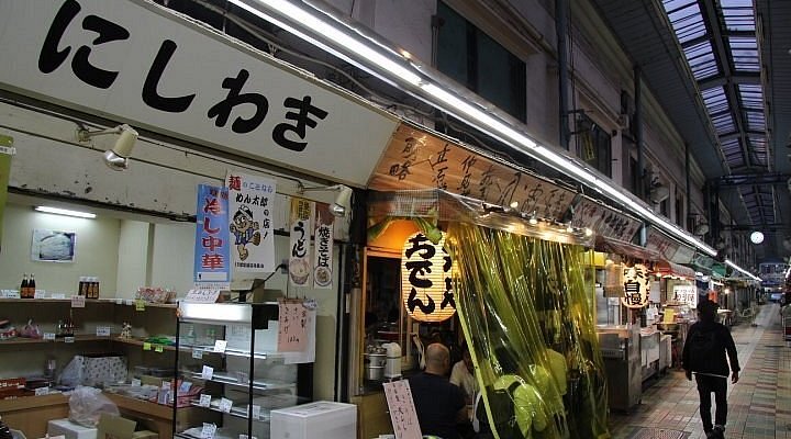 立石仲見世商店街に立つお店