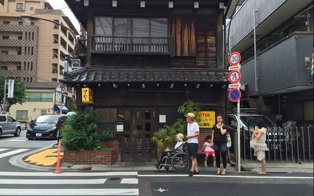 カヤバ珈琲の前に立つ人々
