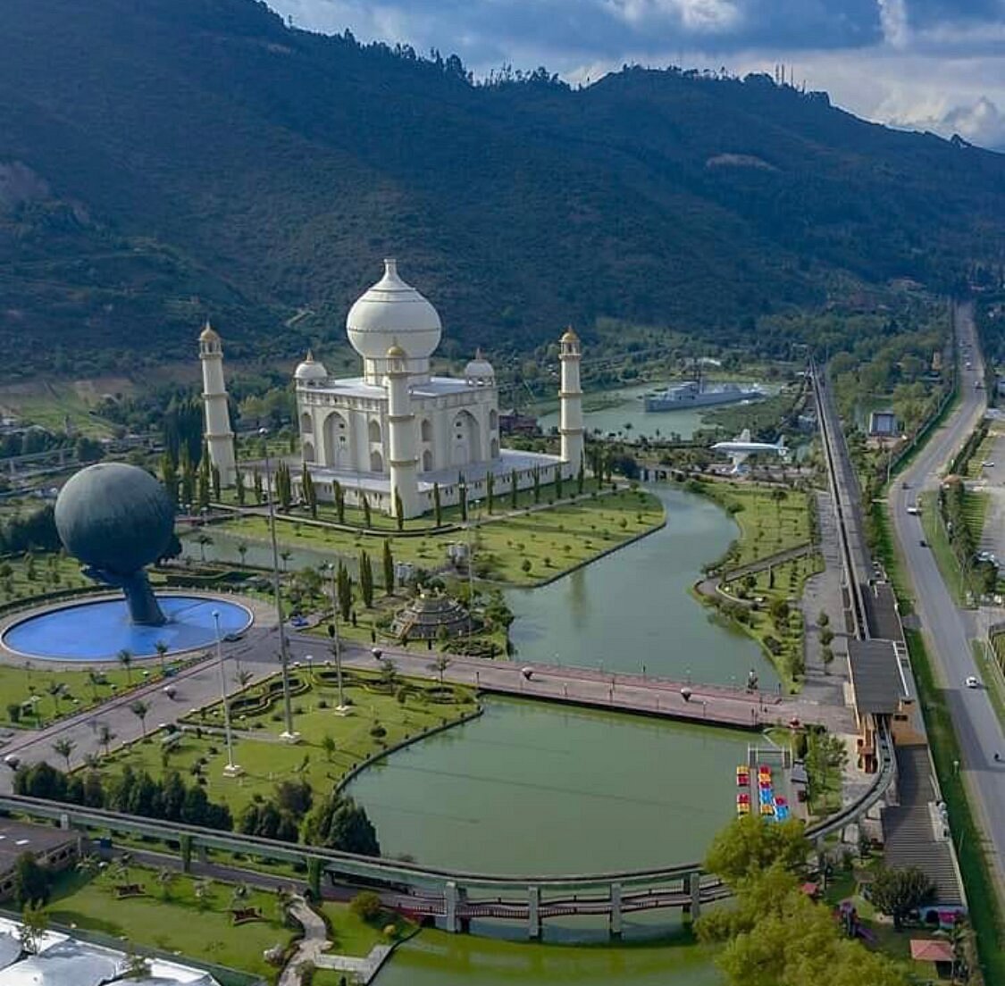 KEBUN BINATANG TAMAN JAIME DUQUE TOCANCIPÁ CUNDINAMARCA KOLOMBIA