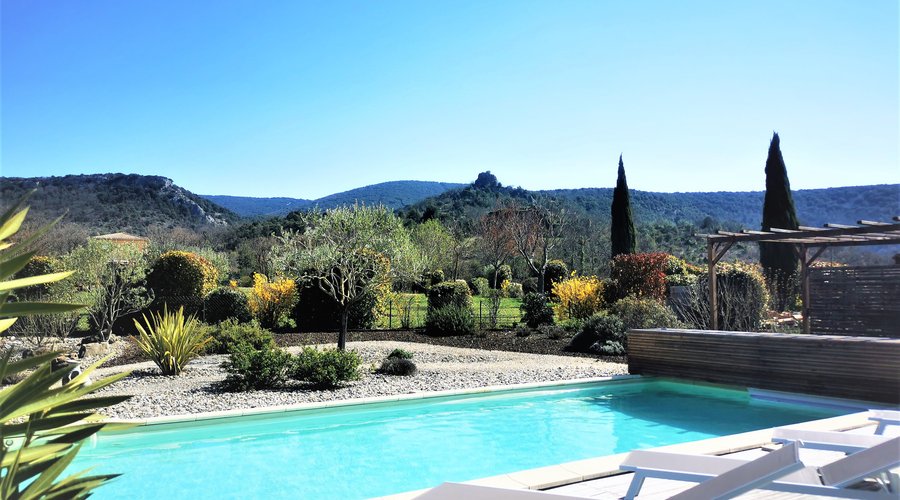 Vue de la piscine sur le Rocher de Grospierres