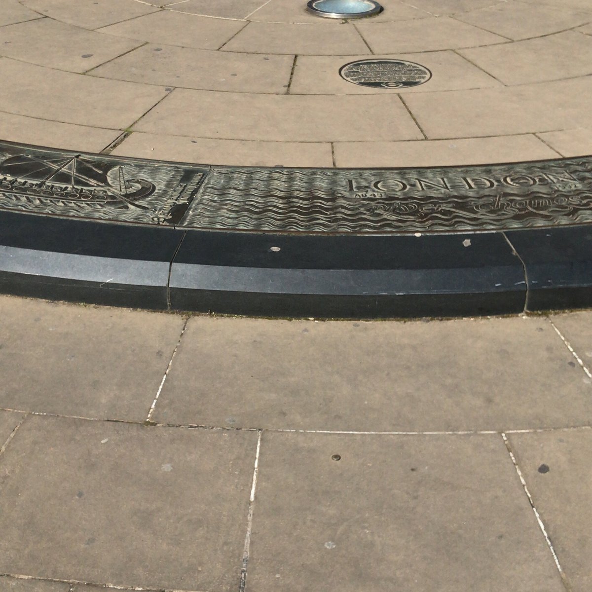 SUNDIAL AT THE TOWER HILL UNDERGROUND STATION (Londres) Ce qu