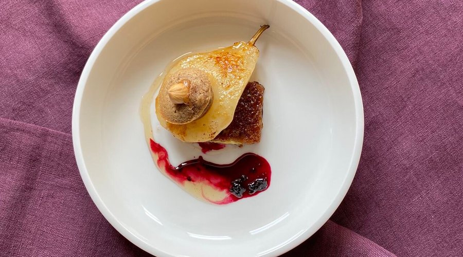 Dessert poire, financier noisette et fruits rouges. Table d'hôtes sur place, locale et bio.  