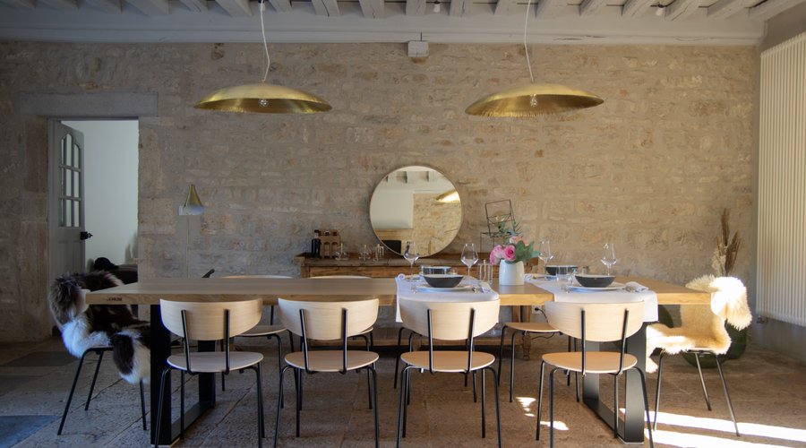 Salle des repas. Grande table. Table d'hôtes tenue par le propriétaire. Décoration intérieure contemporaine et raffinée.